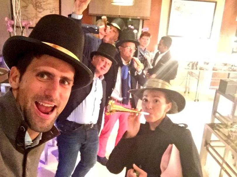 Nole Djokovic con la moglie ed amici. Twitter
